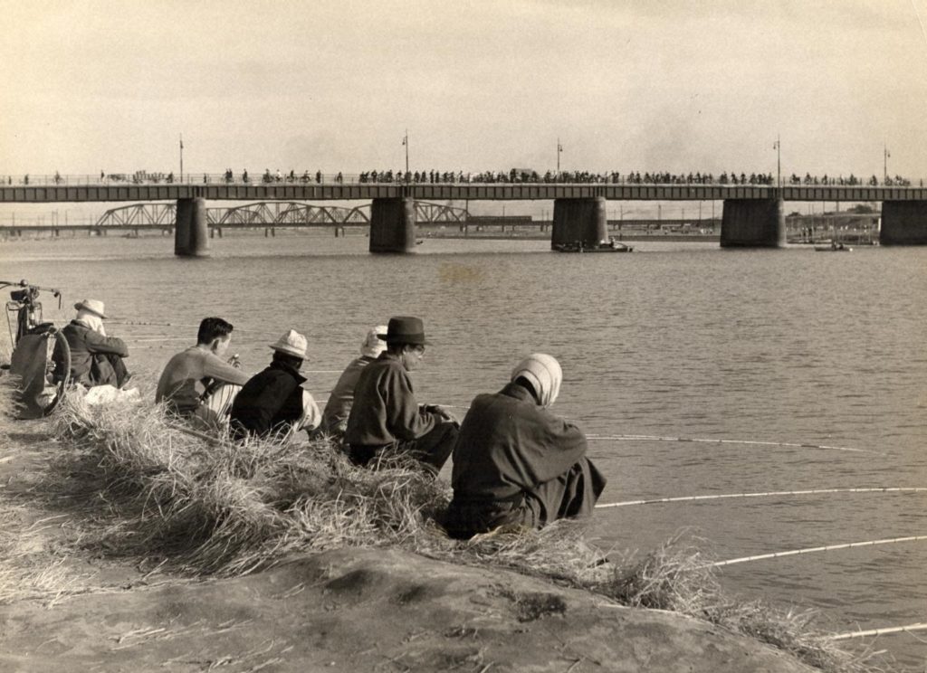 「放水路（現荒川）での釣り」（昭和29（1954）綾瀬）の画像。
